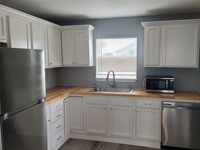 Photo - 5211 Ave S