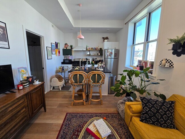 Building Photo - Bright 1 bedroom available December 10 Unit 2 Rental