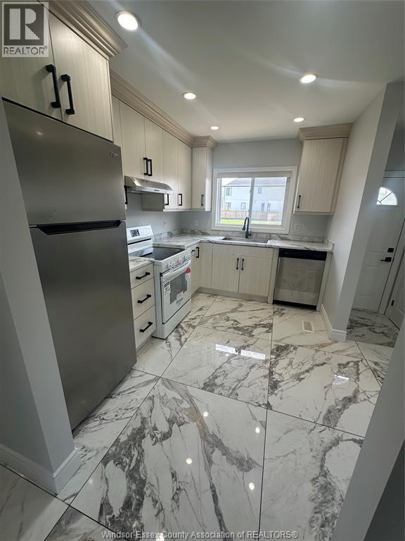 Photo - 2549 Grand Marais Rd W