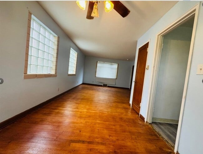 Photo - 43 Howard Ave Unidad Right