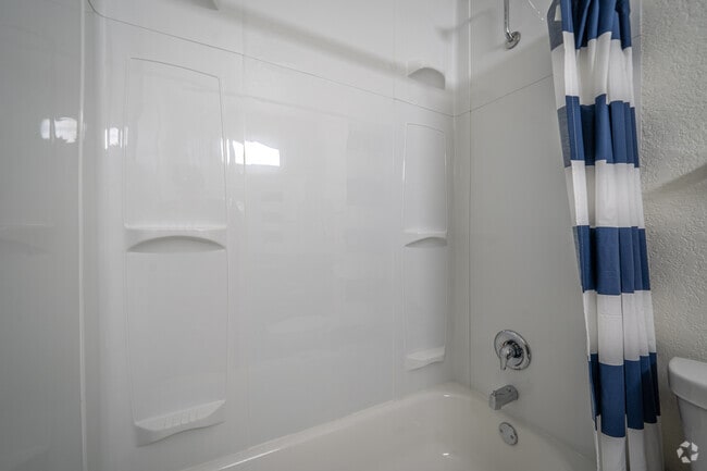 1BR, 1BA - 400SF - Bathroom