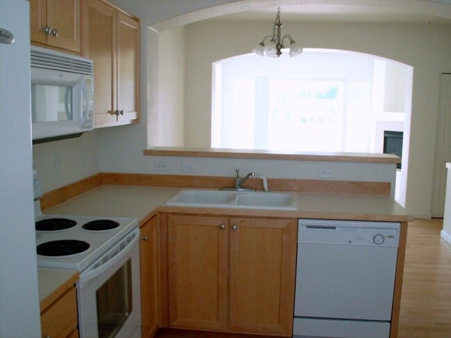 Building Photo - Gorgeous Tri-Level Condo at Progress Ridge With Views of Lake ~ Must See!