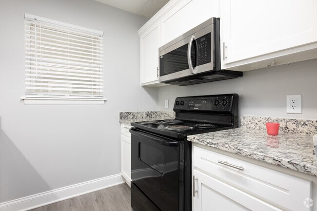 3BR, 1.5BA - 1040SF - Kitchen - Parkridge Apartments