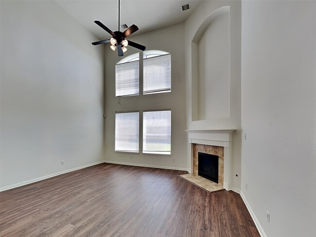 Photo - 2114 Wembley Way