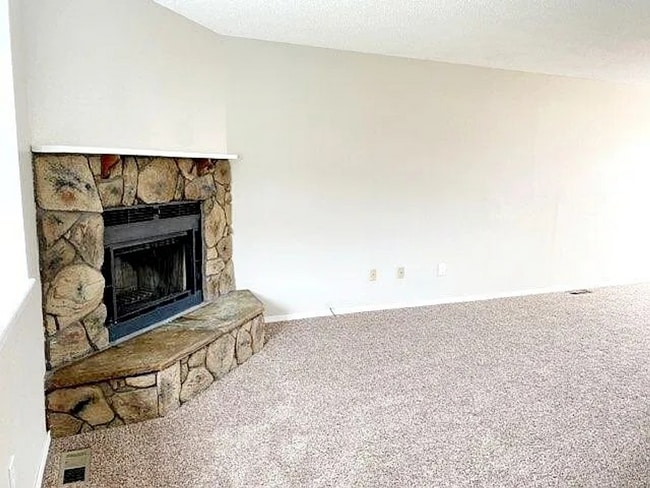 2 bedroom townhome on east side-Don't miss... - 2 bedroom townhome on east side-Don't miss...