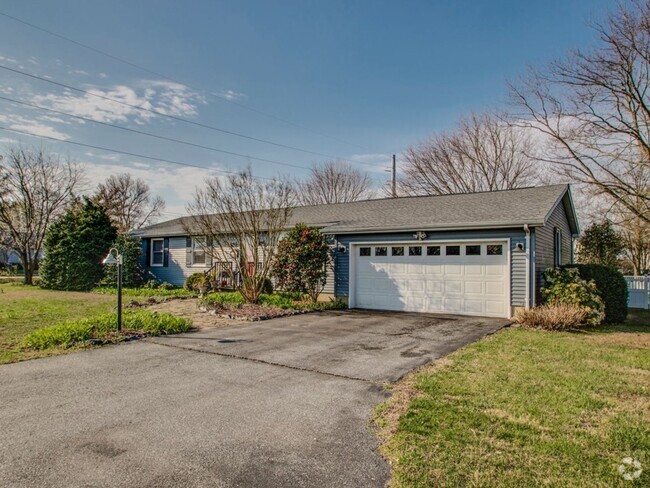 Building Photo - YEAR ROUND - Sandy Brae Rental