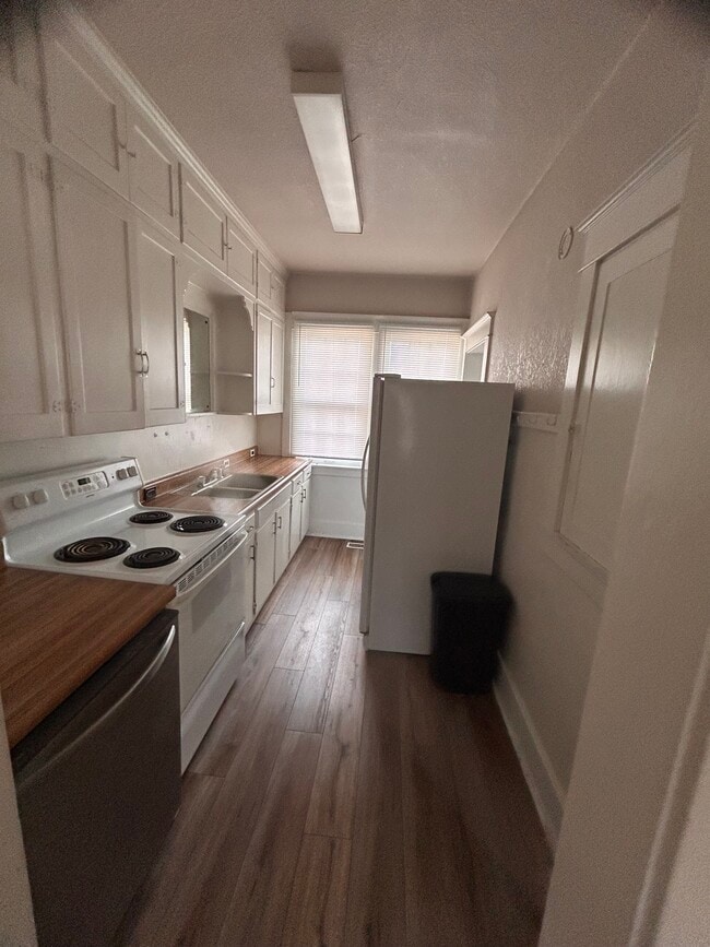 Photo - 225 W 21st St