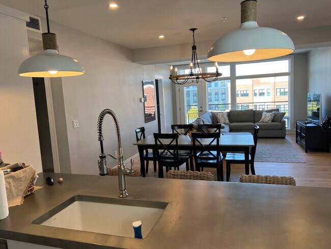 open concept - 23 Shipyard Dr Unidad 406