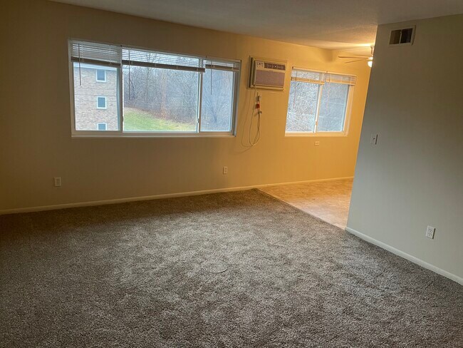 De la sala de estar a la cocina - 5745 Glenwood Ave Unidad 12