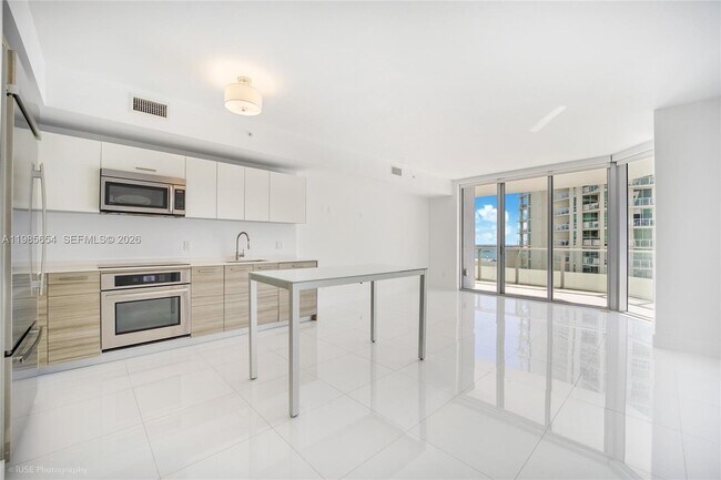 Building Photo - 1300 Brickell Bay Dr
