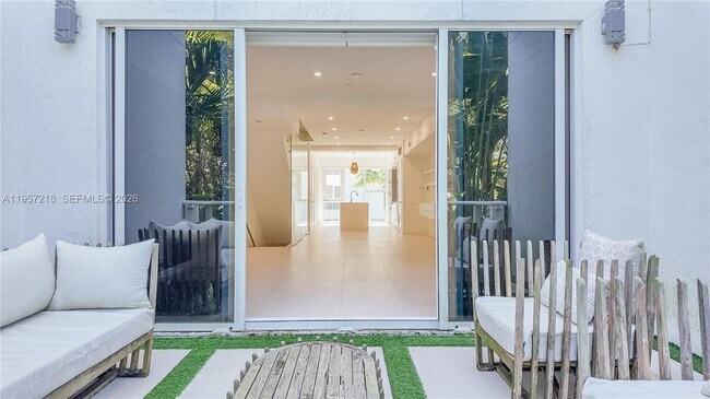 Photo - 455 NE 39th St