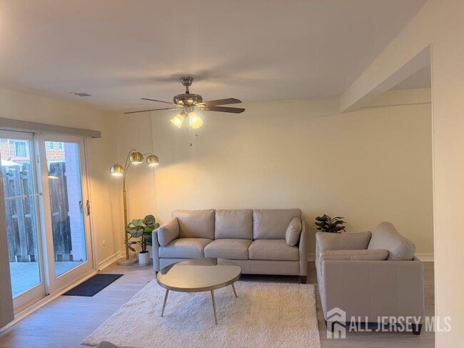 Photo - 614 W 8th St