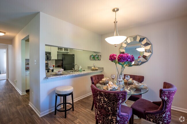 2BR, 2BA - 1,073SF - Kitchen