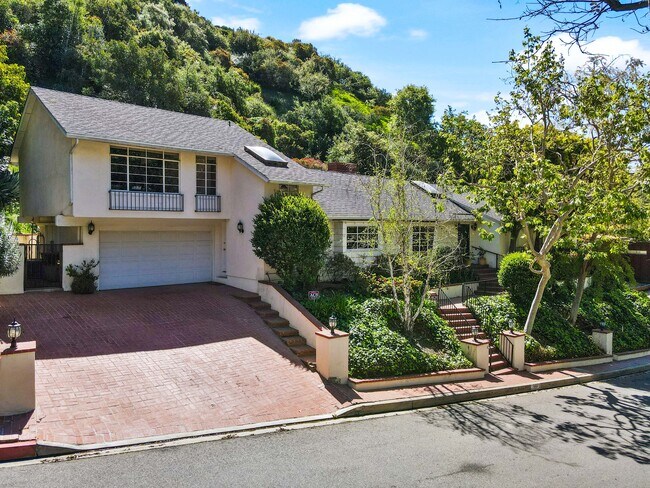 Garage and side entrance - 1150 Chantilly Rd