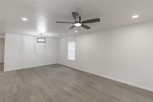 Photo - 533 Parkhill Cir