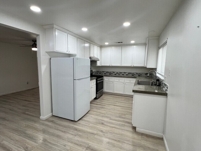 Photo - Large 4bd /2.75 Ba with a fenced front yard