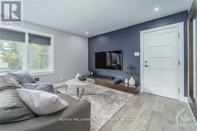 Photo - 354 Tweedsmuir Ave