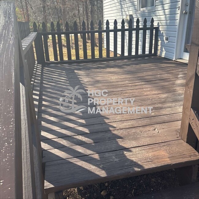 Photo - 404 Miles St