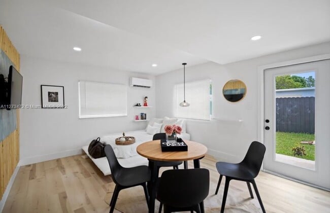 Building Photo - 1523 NE 148th St Unit Apartment