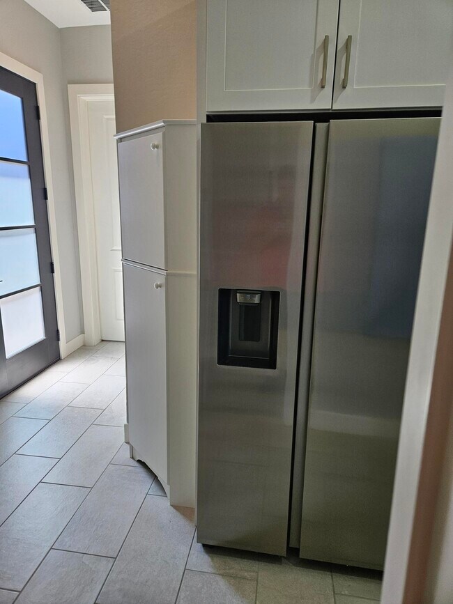 Refrigerador y despensa - 1332 E La Mirada Dr