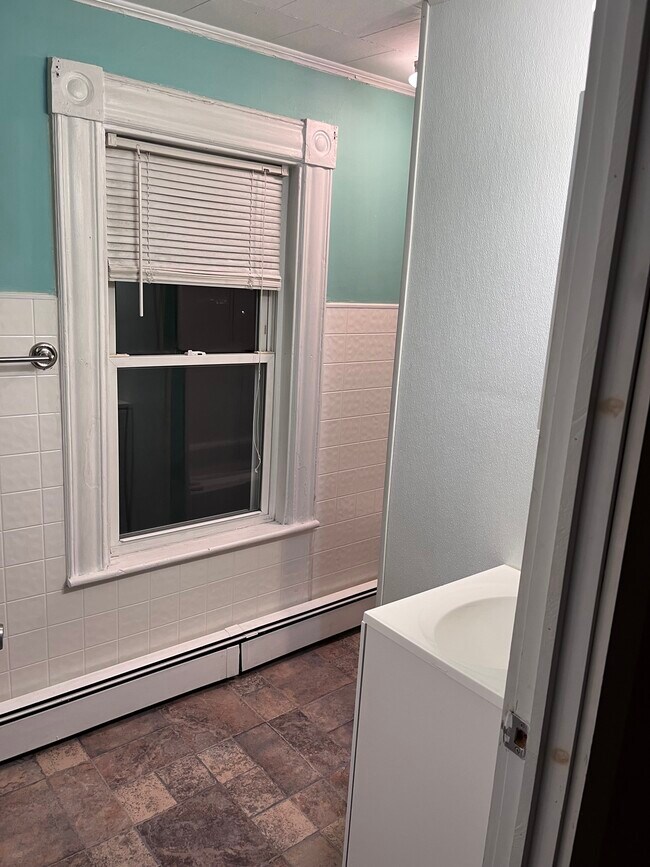 Full Bath - 261 Grove St