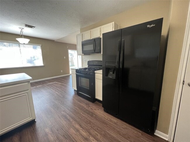 Photo - 28811 Stapleford St