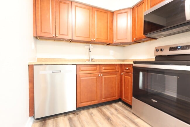 Building Photo - Beautiful 1 Bedroom w/ Off-Street Parking Unit 104