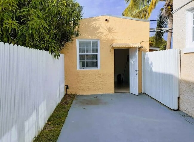 Photo - 2235 SW 16th Ter Unidad Rear Studio