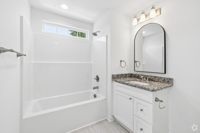 2BR, 2BA - 1,000SF - Primary Bathroom