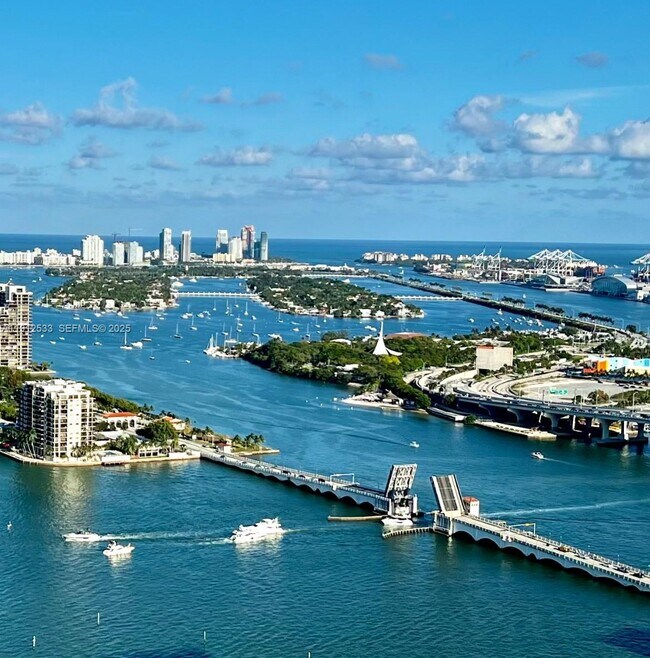 Building Photo - 488 NE 18th St Unit 4612