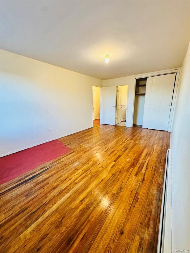 Building Photo - 106-12 156th St Unit 3rd Fl