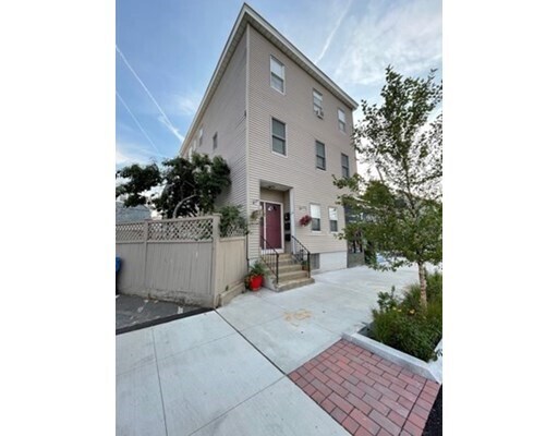 Building Photo - 236 Somerville Ave Unit 3