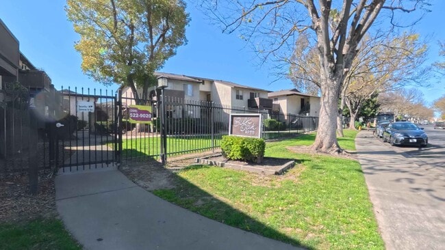 Pedestrian Entrance - Silk Oak Apartments