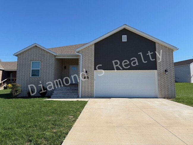 Building Photo - Georgeous 4 Bedroom Home - Ozark Schools!