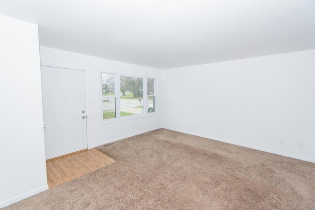 Photo - Spacious 2 bedroom / 1 bathroom Duplex for...