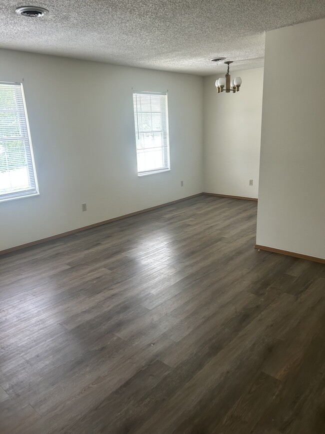 Building Photo - 110 Daleview Dr