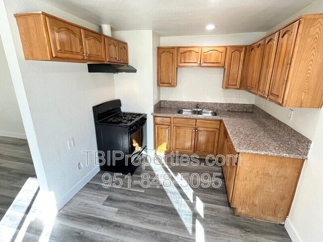 Photo - 1604 N H St