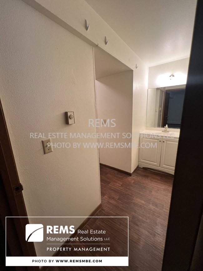 Building Photo - 1110 Grand Ave Unit 9