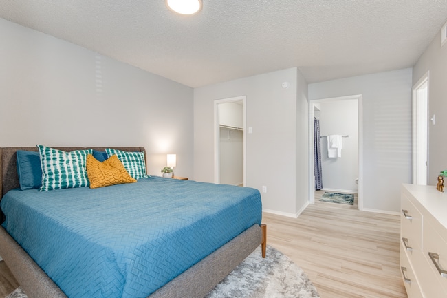 Photo - 8500 Harwood