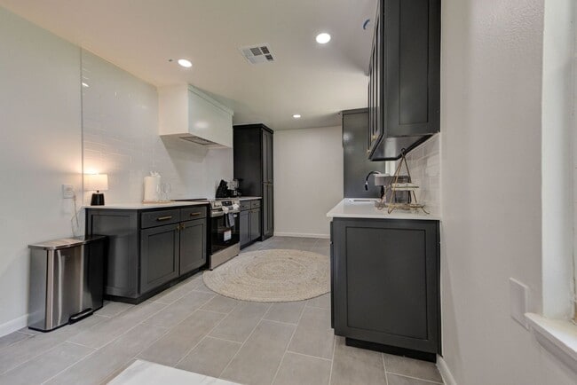 Building Photo - Fully Renovated 4 Bed, 2 Bath Just Minutes from Campus