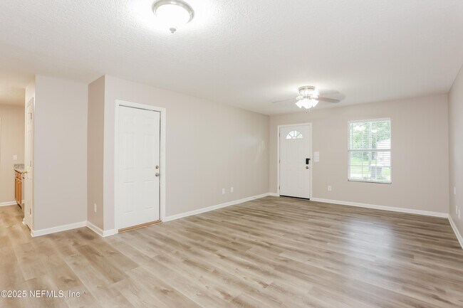 Photo - 3750 Warwick St