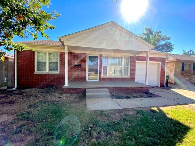 Building Photo - 3 bed 2 bath 1 car garage in The Village!