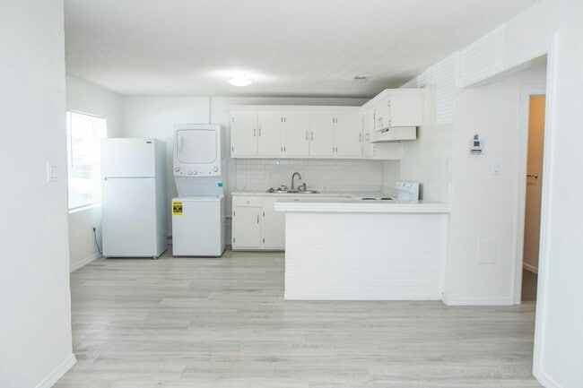 Building Photo - 800 S Fir St Unit 1 Rental
