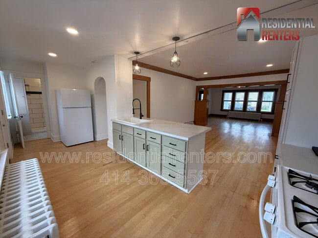 Building Photo - 2033 S 82nd St
