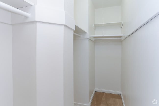 walk-in closet - Wilshire Royale