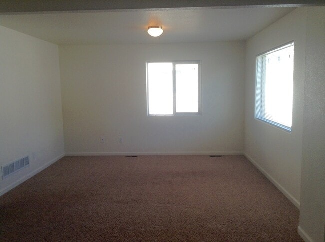 Building Photo - 3 BEDROOM, 2.5 BATHROOM, SADDLE RIDGE TWIN... Rental