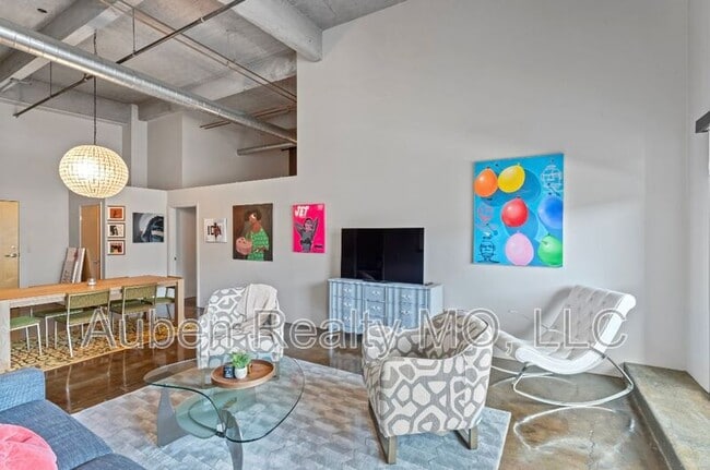 Building Photo - 360 W Pershing Rd Unit 330