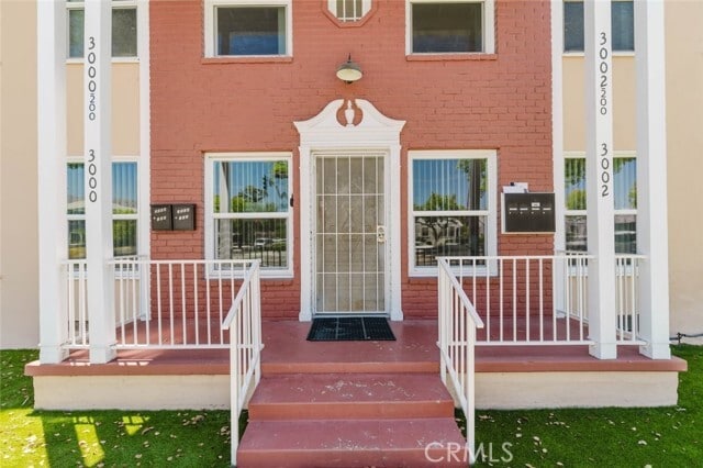 Building Photo - 3002 W Victory Blvd Unit 200