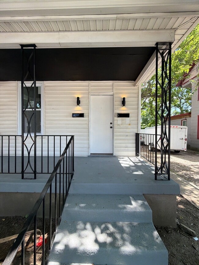 Building Photo - 218 S B St Unit 1