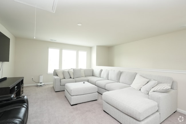 Building Photo - Spacious 4-Bedroom Home with Modern Comforts